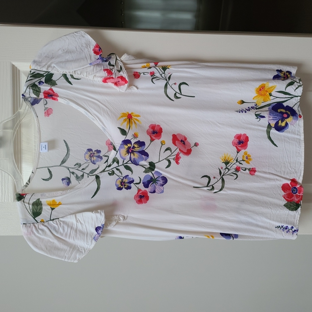 Flowered flutter sleeve blouse